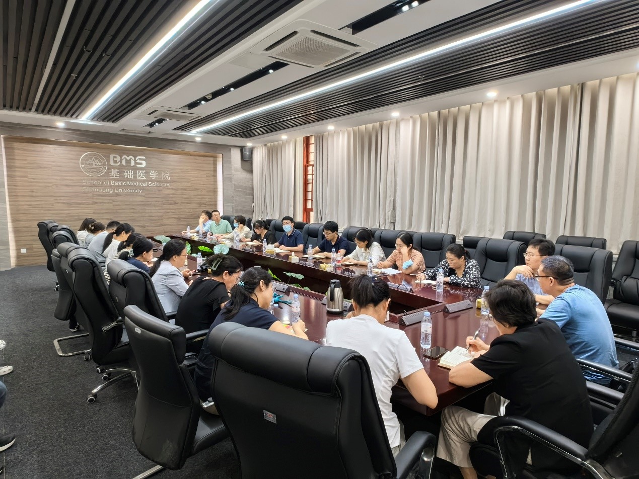 bevictor伟德召开课程组组长会议